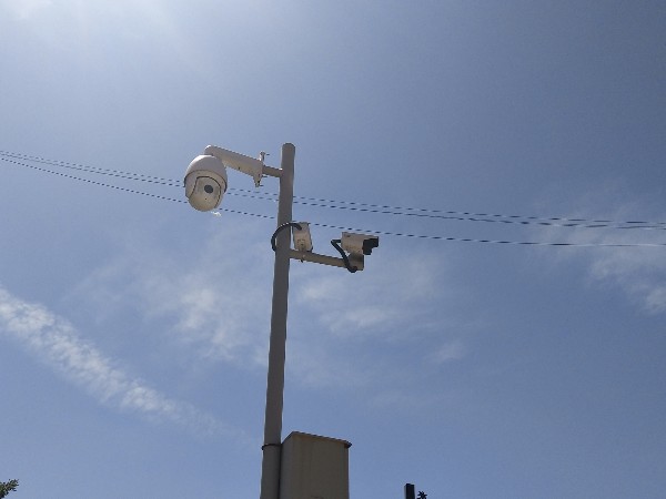 道路視頻監(jiān)控下的這一幕，讓人笑著笑著就哭了