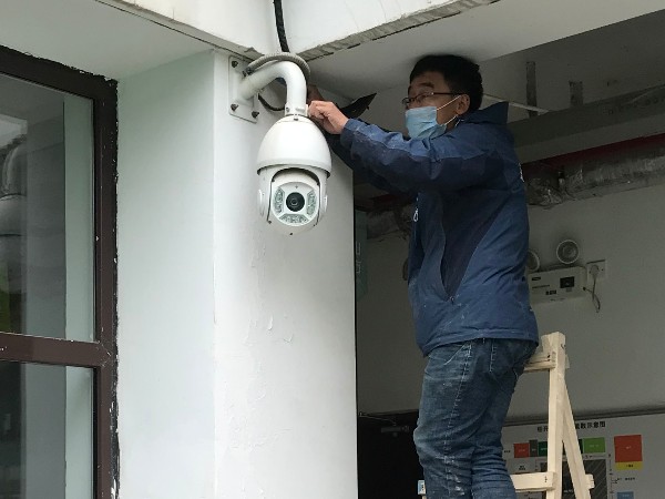 專業(yè)問(wèn)題交給專業(yè)人士解決，西安監(jiān)控?cái)z像頭維修就找鑫安安防！